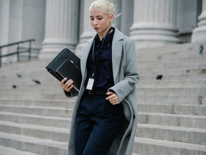 El LC no solo se limita a la simplificación del vocabulario y la estructura de los textos legales, sino que también implica una revisión profunda de los procesos y procedimientos judiciales