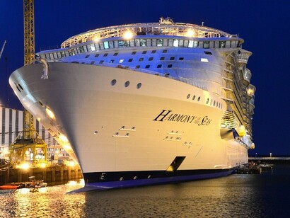 El Harmony of the seas atracado en un puerto