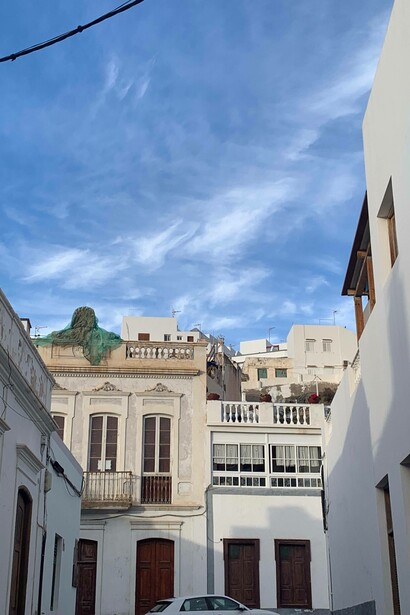 Vicolo con case bianche e architettura tradizionale con balconi e inferriate, Gran Canaria, Spagna