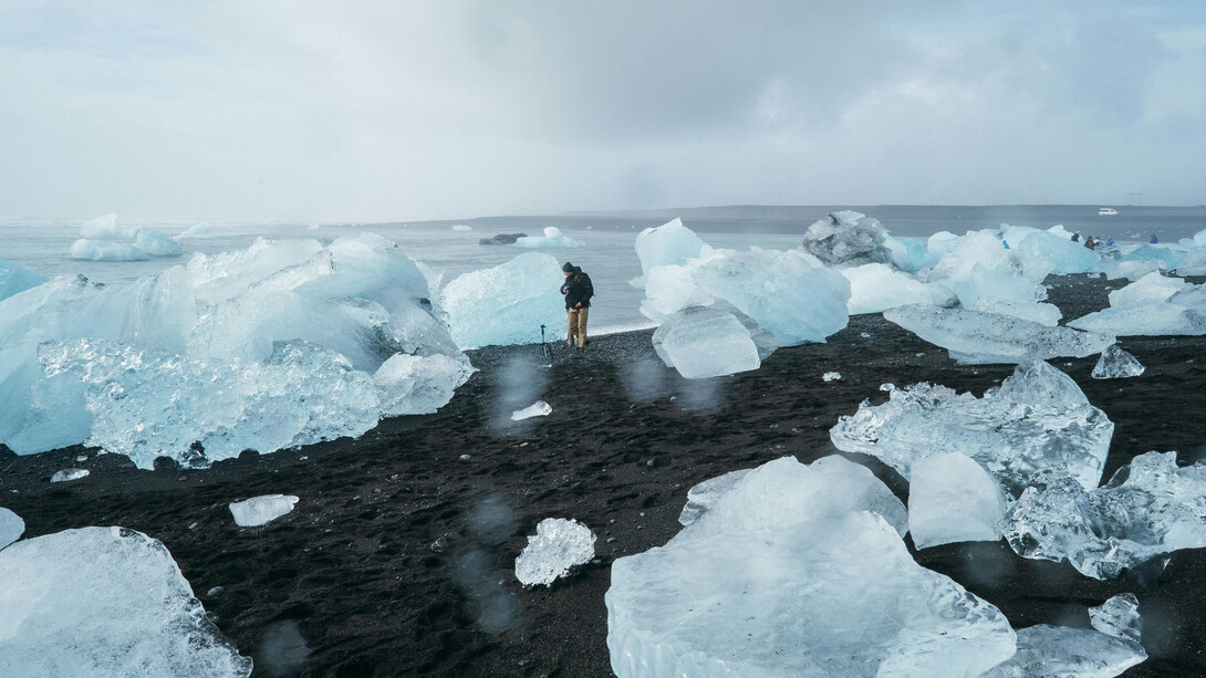 O negacionismo climático representa uma ameaça séria à ação climática, mas compreender suas origens e abordar suas motivações pode ajudar a superar esse obstáculo crucial para um futuro sustentável