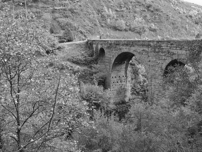 Ponte Maior de Ourense, na Espanha. Outro movimento importante de populações foi devido a migrações internacionais. Entre 1901 e 1914, esse fluxo migratório mundial foi simplesmente espetacular. Estima-se que mais de 100 milhões de pessoas mudaram de país nesse período. Perto, portanto, de 7% da população abandonou as suas fronteiras originárias. Entre os europeus, 15 milhões de pessoas deixaram o continente. Mais de 4 milhões de italianos, 3,5 milhões de ingleses e 2 milhões de eslavos, notadamente residentes no império austro-húngaro