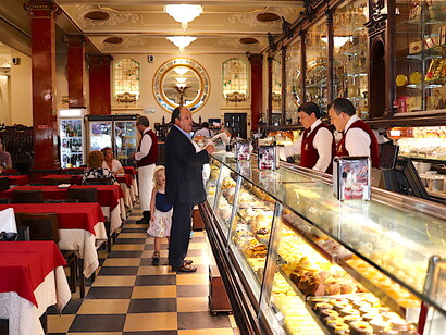 Vitrine de doces e salgados da Pastelaria Versailles, em Lisboa, Portugal