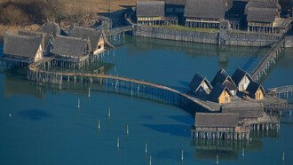 Foto dall'alto di uno dei Siti palafitticoli preistorici dell’arco alpino, dal 2011 patrimonio dell'Unesco