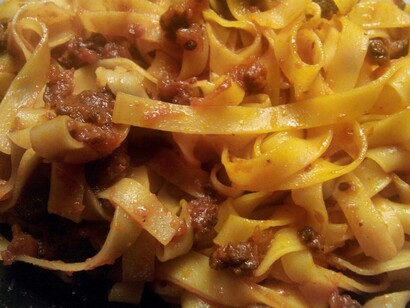 Preparare il ragù significa soprattutto accettare il tempo, trasformando l’attesa in un autentico atto di cura e convivialità