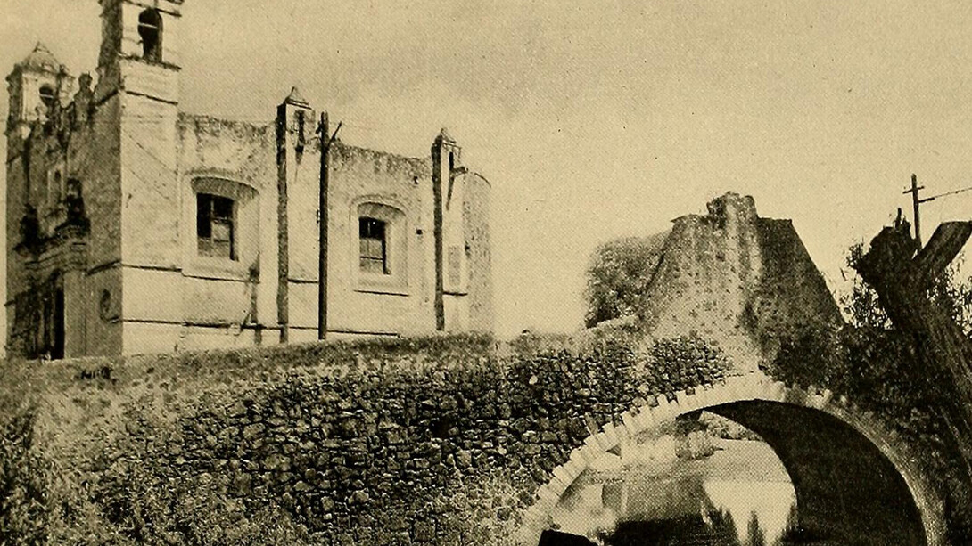 De todos los santuarios de México, el más sagrado y venerado es el de Nuestra Señora de Guadalupe. Aquí se encuentra el santuario cristiano de la Madre del Salvador; y aquí también, los aztecas rendían homenaje y adoración a Tonatzín, quien para ellos era la Madre de Dios. La leyenda cristiana cuenta que en 1531, un indio piadoso llamado Juan Diego se dirigía desde el pueblo de Tolpetlac para asistir a misa en Santiago Tlaltelolco y, al rodear el cerro de Tepeyacac, oyó dulces voces que cantaban; aterrorizado, miró hacia arriba y vio a una señora que le pidió que la escuchara: debía ir al obispo y decirle que ella deseaba que se construyera un templo en su honor en esa colina, Tepeyacac, Mexico