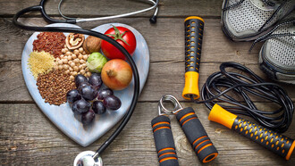 Un «health trainer» o entrenador de salud es un profesional que acompaña, apoya y anima a las personas a que logren sus metas de salud