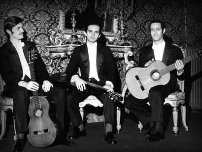 Il Trio Chitarristico Italiano al concerto di debutto, Circolo Borghese  della Stampa, Firenze, marzo 1970. Vincenzo Saldarelli è al centro, fra Alfonso Borghese, a sinistra, e Roberto Frosali