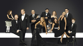 A família Dunphy, em primeiro lugar, é exatamente o jeito que eu imaginaria a minha família. Embora eu não queira ter filhos, eu sinto uma identificação muito forte com a Claire: completamente controladora, que sempre quer estar certa e tem dificuldade de pedir ajuda até para aqueles que a amam. A Claire é uma personagem forte, destemida, que me ensinou que tudo bem eu não ser forte o tempo todo, desde que eu tenha aquela rede de segurança confiável para não me deixar cair