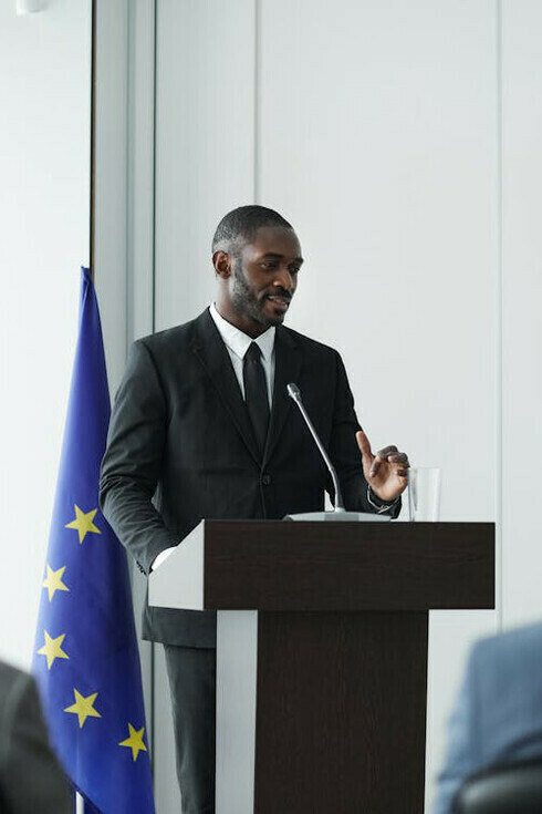 Un homme lors d'une conférence de l'Union européenne, réévaluant le rôle de l'UE dans les relations internationales en ces temps turbulents






