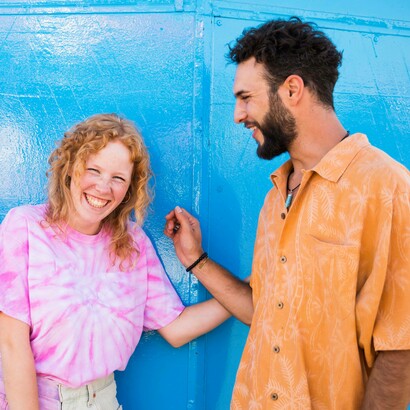 Primo piano di amici che ridono