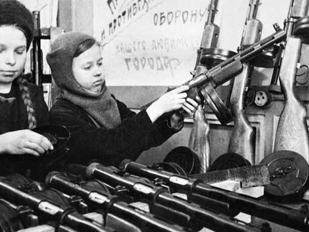 As meninas de quinze anos Nina Nikolaeva e Valya Volkova estão montando metralhadoras durante o cerco de Leningrado, 1942
