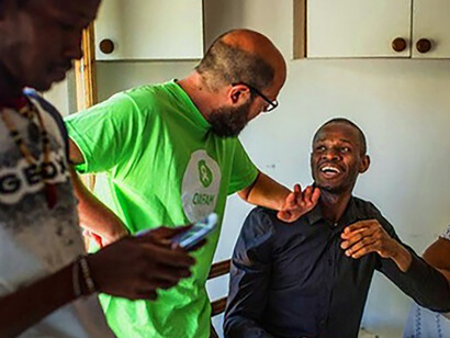 Momenti di fratellanza in un centro d'accoglienza