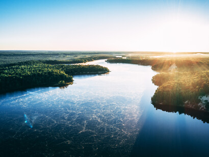 Esta historia llena de resiliencia nos recuerda que para llegar a la cima, algunos tuvieron que transitar un camino lleno de desafíos y obstáculos. Rosario y el rio Paraná, Santa Fe, Argentina