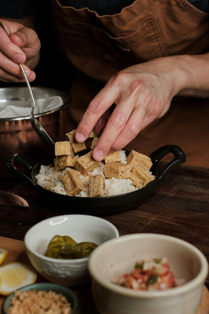 Feito a partir do leite de soja, o tofu é conhecido como queijo vegano e pode ser preparado de diversas formas para realçar seu sabor