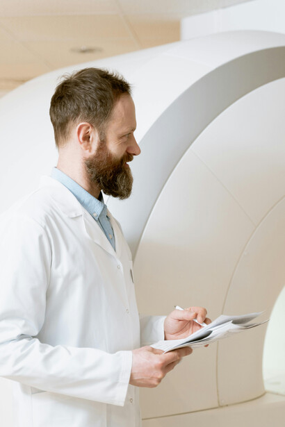 Médico realizando un diagnóstico. La detección es uno de los métodos para la preparación para emergencias de salud pública