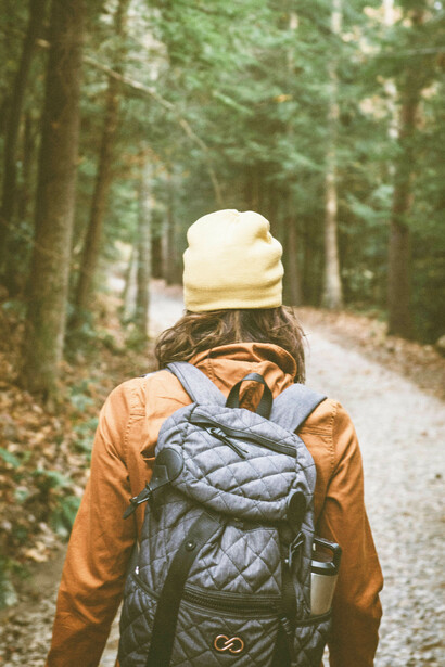 Caminar por un bosque durante 90 minutos puede disminuir la rumiación, o pensamientos negativos repetitivos, según investigaciones recientes