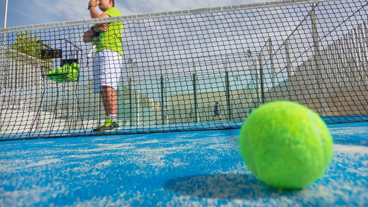 Pelota sobre la pista de padel