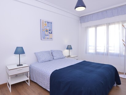 Ejemplo 1: esta habitación muestra el resultado del buen hacer de Mimo Tu Casa, empresa de Home Staging. Compárase con el estado orginal de la habitación (abajo)