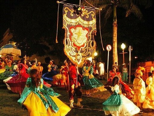 Apresentação do grupo Maracatu Nação em Recife. Os gestores devem ficar atentos às leis que regulamentam os direitos culturais das pessoas que devem estar acima dos direitos das empresas. Devem garantir o acesso à cultura, pois a forma como as culturas acessam os conteúdos, a capacidade da procura por esses acessos e o aproveitamento do bem cultural, devem ser pautas das gestões