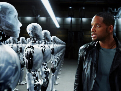 En Yo, robot (2004), la coexistencia entre humanos y máquinas plantea preguntas sobre la autonomía y la evolución de la inteligencia artificial dentro del paradigma transhumanista