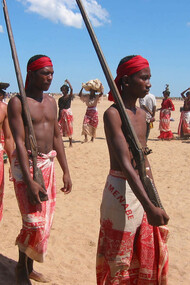 Les porteurs de fusils, de sagaies, les effets personnels et les ustensiles ayant appartenu aux rois