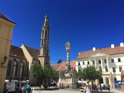 Il Bencés templom (chiesa dei Benedettini) e la Colonna della Trinità, Sopron, Ungheria. Foto di Flavius Roversi