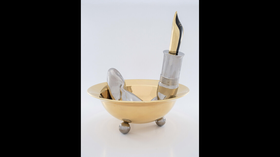 Giorgio Laveri, Stylò coupe, 2016, ceramica smaltata con interventi al terzo fuoco in oro zecchino e platino, cm. 38x35x35,  ph. Walter Graneri