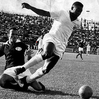 Jogador de futebol Pelé. Quando o homem chegou à lua, em 1969, Pelé era o rei do futebol