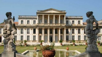 La monumentale facciata della villa, disegnata dall’architetto francese Arthur Stanislas Diet.