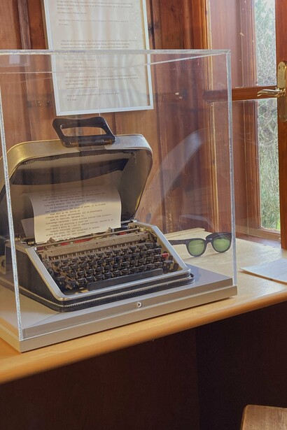 La casa di Auden: la sua macchina da scrivere con gli occhiali appoggiati sul ripiano della scrivania, foto di Flavius Roversi