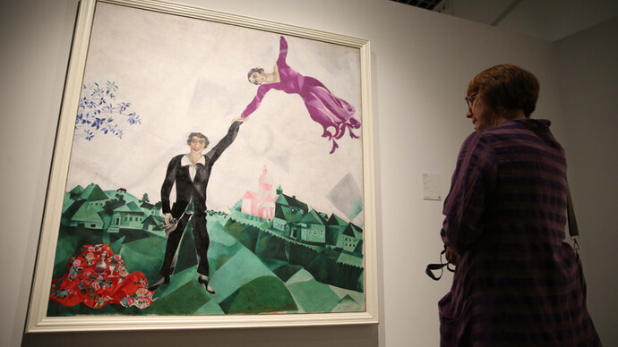 Una mujer contempla "Promenade", de Chagall, en el Museo Ruso de Málaga