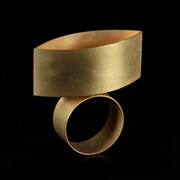 « Catoptric Ring », Otto Künzli (*1948). Bague dessinée en 1988 et réalisée en 1992. Or et miroir
Catoptric désigne en grec ancien le miroir. Le miroir intégré dans la bague reflète l’œil de la personne qui la porte, lorsqu’elle l’observe. Otto Künzli est connu pour sa conception de bijoux qui s’inspirent souvent, dans une forme cryptée, à des thématiques sociales ou politiques.

Copyright: Musée national suisse