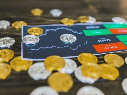 Foto com foco seletivo de Bitcoins prateados e dourados