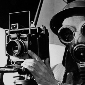 Lee Miller, Le photographe David E. Scherman habillé pour la guerre (détail), Dean house, 4 Dean Street, Londres, 1942. Avec l'aimable autorisation du Musée d'Art Moderne de Paris © Lee Miller Archives England 2026. All rights reserved