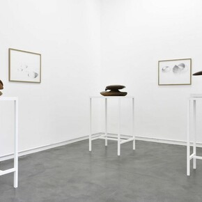 Sculptures flottantes, Exhibition view. Courtesy of Galerie Mitterrand