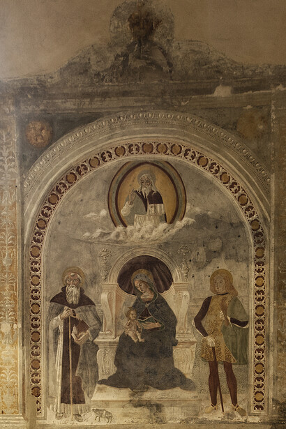 Capranica (Viterbo), Chiesa Rurale della Madonna delle Grazie, affresco raffigurante la Vergine con Bambino tra Sant'Antonio Abate e San Giuliano l'Ospedaliere, foto Omar Kheyraoui