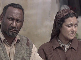 Zane Meas e Denise Newman in una scena del film
