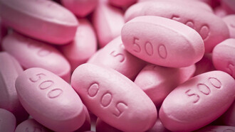 Las pastillas de su madre aún descansaban sobre su tocador