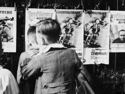 Líderes narcisistas y carismáticos emergen con facilidad en contextos donde hay necesidad de autoridad, aprovechando la búsqueda humana de soluciones simples y rápidas