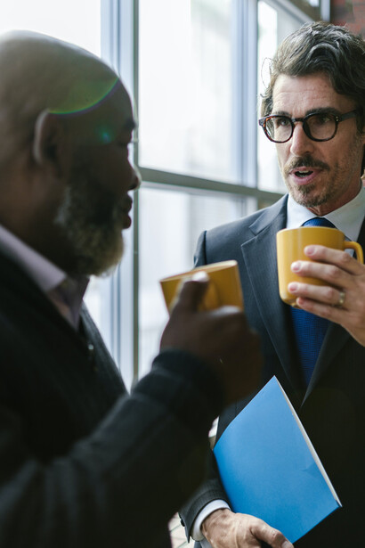 Estar acompanhado de um café para resolver conflitos