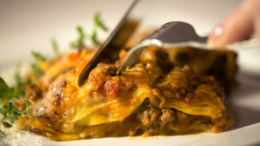 Dalla forma simile alla lasagna, il vincisgrassi è il piatto tipico delle feste nelle Marche. Composto da un ragù denso e ricco, fatto con carne tagliata al coltello, una densa besciamella e distintivi sentori di chiodi di garofano e noce moscata