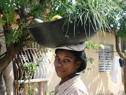 Mujer haitiana vendiendo en un barrio dominicano