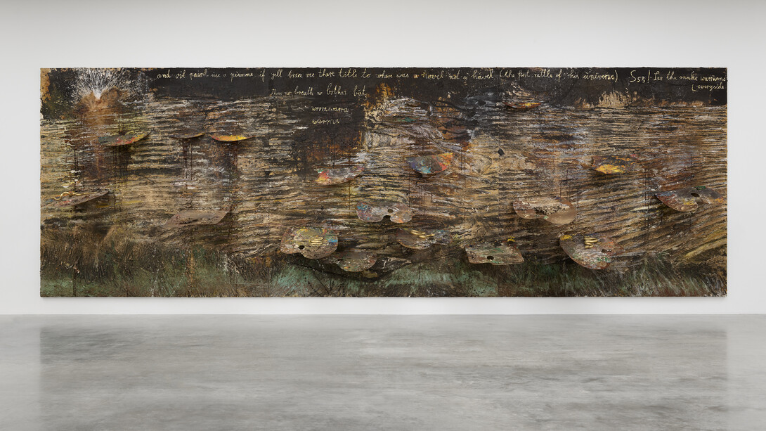 Anselm Kiefer, And oil paint use a pumme, 2023, emulsion, oil, acrylic, shellac, gold leaf, sediment of electrolysis, terracotta, plywood, spatula and annealed wire on canvas 380x1140 cm, © Anselm Kiefer. Photo © White Cube (Theo Christelis). Courtesy the artist and White Cube Bermondsey
