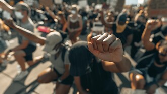 Punhos levantados em solidariedade