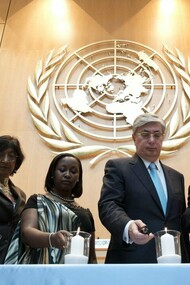Giornata internazionale di riflessione sul genocidio in Ruanda, 8 aprile 2013
Da sinistra: Michel Gakuba, Presidente dell'associazione dei sopravvissuti al genocidio IBUKA, Navi Pillay  Alto Commissario per i diritti umani dell'ONU,  Soline Nyirahabimana, Rappresentativa permanente del Ruanda nelle Nazioni Unite, Kassym-Jomart Tokayev direttore generale delle nazioni unite a Ginevra(UNOG ), Minelik Alemu Getahun, rappresentativo permanente della repubbica federale dell'Etiopia 