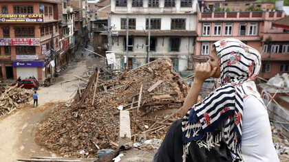 Una joven observa desde lo alto de un edificio las ruinas que ha dejado el terremoto a su paso por Nepal