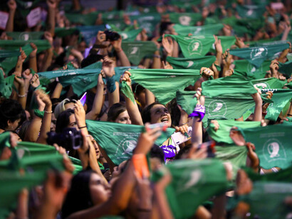 Mujeres protestando por el derecho a la interrupción legal y segura del embarazo