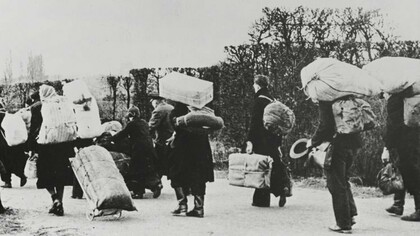 Refugiados alemães expulsos da Silésia após a transferência do território para a Polônia, em 1945. Esta migração faz parte da fuga e expulsão dos alemães durante e após a Segunda Guerra Mundial. A inequívoca aceleração demográfica mundial após 1945 exigiu uma discussão mundializada do fenômeno. Nesse sentido, em 1954, teve lugar em Roma, um primeiro encontro internacional para a discussão científica do tema. Outra reunião similar ocorreria em 1965 em Belgrado. As conclusões desses dois movimentos levaram o Conselho Econômico e Social das Nações Unidas a propor, em abril de 1970, a organização de uma Conferência das Nações Unidas sobre Populações. Essa proposição foi aprovada pela Assembleia Geral em dezembro daquele ano e lançou as bases para a Conferência Internacional sobre População e Desenvolvimento, realizada em Bucareste, em 1974