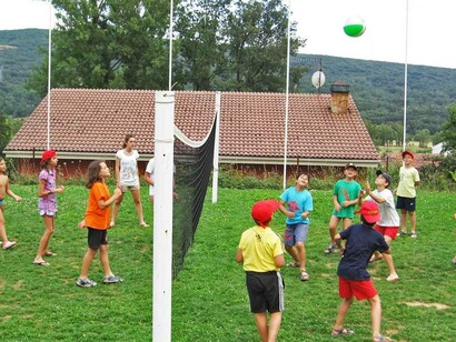 Partido de voleibol en un campamento de verano