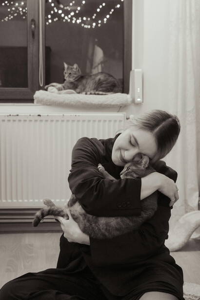 Aprenda sobre a domesticação de gatos e cães ao longo da história e seu papel na relação entre humanos e animais